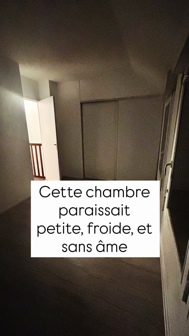 Cette chambre paraissait petite, froide et compliquée à aménager.
Mais le vrai problème n’était pas la surface.
C’était la façon dont l’espace était pensé.
Pour cette rénovation, l’objectif était clair :
créer une vraie chambre parentale confortable, fluide et enveloppante malgré les contraintes de volume.
Nous avons travaillé :
• une palette plus apaisante
• un parquet clair pour agrandir visuellement
• un pont de lit sur-mesure
• des rangements intégrés
• une circulation plus naturelle
• une ambiance plus chaleureuse et intime
Le sur-mesure permet souvent de transformer complètement le ressenti d’une pièce sans pousser les murs.
Et honnêtement…
c’est souvent ce qui fait toute la différence dans une petite chambre.
—
📍Projet Maison Joly
Architecture d’intérieur & rénovation
📩 DM “PROJET” pour échanger sur votre espace.
#architectureinterieure #renovationmaison #chambreparentale #avantapres #surmesure