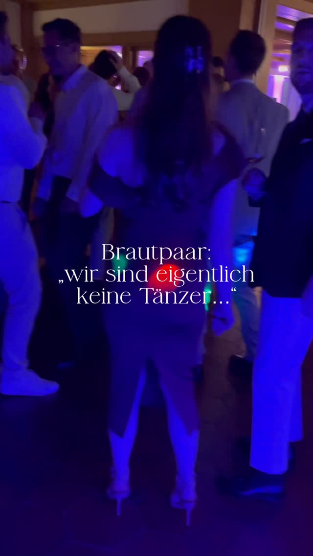 „Wir sind nicht so die Tänzer…“ - Genau das hat uns ein Brautpaar im letzten Jahr im Vorgespräch gesagt. Und sie waren sich da auch wirklich sicher – sie meinten, sie bräuchten eigentlich keine große Tanzparty, eher entspannte Stimmung, kein Fokus auf die Tanzfläche, weil wahrscheinlich eh niemand tanzt.
Für uns ist das völlig in Ordnung. Wir stellen uns immer auf das Brautpaar ein und es wäre genauso okay gewesen, wenn der Abend ruhig geblieben wäre.
Aber dann kam alles anders – im besten Sinne. 💃🕺
Sobald der Abend lief, die Gäste da waren und die richtigen Songs gespielt wurden, hat sich die Stimmung komplett gedreht. Plötzlich war die Tanzfläche voll. Und zwar den ganzen Abend.
Am Ende waren nicht nur die Gäste glücklich, sondern auch das Brautpaar selbst komplett überrascht – so dass die Braut zu mir sagte: „Ich habe noch nie in meinem Leben so viel getanzt, wie an diesem Abend.“ 😂🫶
Genau das ist für uns der Moment, in dem alles zusammenkommt: wenn aus einer Einschätzung im Vorgespräch ein Abend wird, der einfach passiert – getragen von Musik, Stimmung und dem richtigen Timing vom DJ - Dann werden zu Nichttänzer plötzlich Partylöwen. 🥰
Du planst gerade deine Hochzeit? Wir helfen dir den musikalischen roten Faden zu ziehen - schreib mir jetzt eine Nachricht! 💌
#hochzeitsdj #tanzen #partytime
