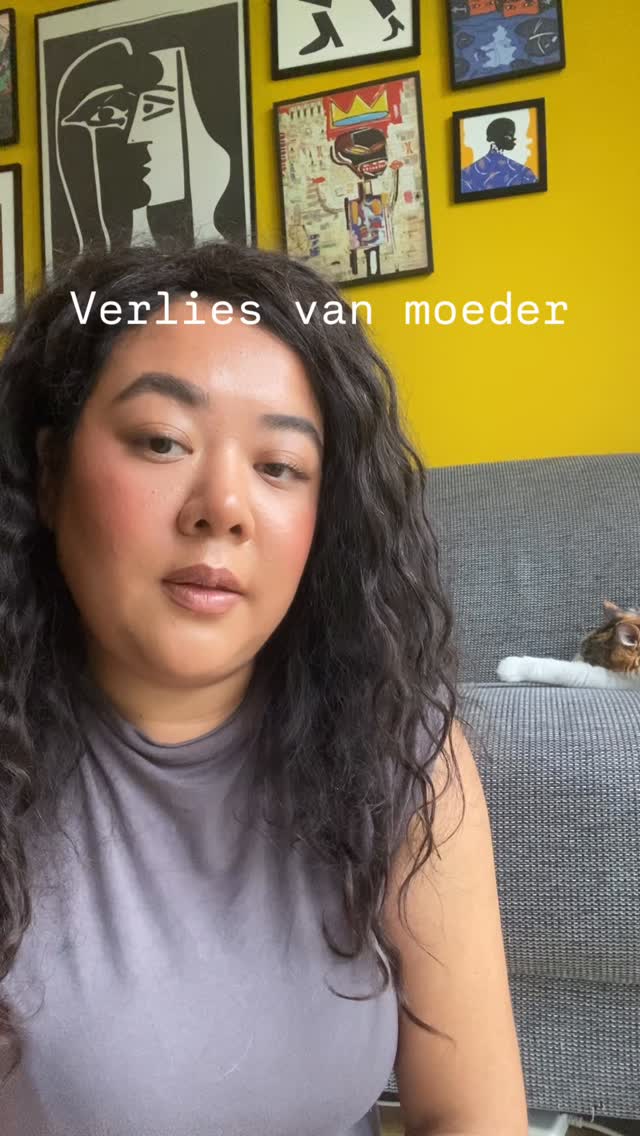 Sommige mensen missen hun moeder niet alleen in herinnering…
maar in hun hele manier van bestaan.
Het verlies van een moeder op jonge leeftijd
kan diep doorwerken in de ontwikkeling van een kind.
Omdat een moeder vaak de eerste ervaring is van:
veiligheid,
verbinding,
co-regulatie,
troost,
en onvoorwaardelijk bestaan.
Wanneer die bedding wegvalt,
past een kind zich aan om te overleven.
Sommigen worden extreem zelfstandig.
Anderen ontwikkelen verlatingsangst.
Sommigen leren hun emoties wegdrukken.
Anderen blijven onbewust zoeken naar veiligheid in relaties.
Niet omdat er iets mis is met hen —
maar omdat het zenuwstelsel zich heeft aangepast aan verlies.
En wat veel mensen niet beseffen:
niet-verwerkte rouw leeft vaak verder
als patronen.
Als hyperalertheid.
Controle.
Pleasen.
Moeite met ontvangen.
Jezelf emotioneel afsluiten.
Of het gevoel dat je alles alleen moet dragen.
In systemisch werk zien we vaak
dat een deel van iemand
nog steeds verbonden is aan dat oorspronkelijke verlies.
En juist dát deel wil gezien worden.
🤍
Voel je dat dit iets raakt in jou?
Je bent welkom voor een sessie of familieopstelling.
Je hoeft niet langer alleen te dragen
wat ooit te groot was voor een kind.
#systemischwerk #familieopstellingen #zelfliefde #moederwond #rouw