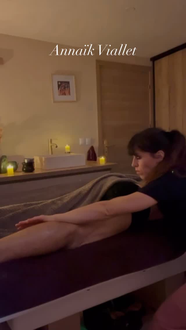 Le chakra racine est notre ancrage, le lieu de la sécurité intérieure et de la stabilité.
Les jambes symbolisent notre capacité à avancer dans la vie, à faire confiance au chemin.
Quand le chakra racine est bloqué par un manque de sécurité, les peurs s’installent dans le bassin et le corps se raidit.
Les jambes se figent, l’énergie ralentit nous bloquant dans nos prises de décisions, dans nos élans naturels.
À travers ce massage énergétique du bassin, des fessiers et des cuisses, le corps se relâche, l’énergie circule à nouveau librement, le chemin se dégage et de là née la sensation d’avancer avec confiance et sécurité.
Tout est une question d’énergie, nous sommes vibrations ✨