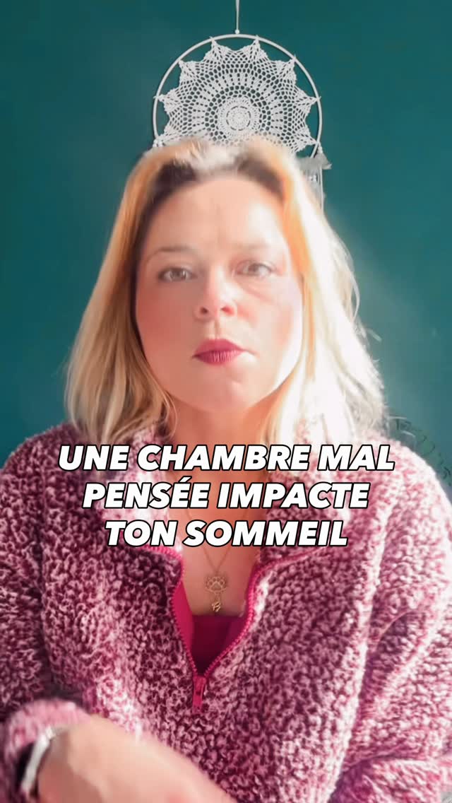 Tu peux avoir une chambre magnifique…
et pourtant mal dormir dedans.
Parce qu’une chambre ne se résume pas à une jolie déco.
Lumière froide, désordre visuel, mauvais éclairage, manque de rangements, circulation étouffante…
Tout ça influence inconsciemment le cerveau et la sensation de repos.
Une chambre bien pensée doit calmer visuellement l’espace avant même de penser décoration.
👉 Tu veux éviter ce genre d’erreurs sur ton projet ?
Écris-moi “PROJET” en DM, je te dirai comment optimiser ton espace.
#architectureinterieure #architectedinterieur #chambreparentale #renovationmaison #bienetreinterieur