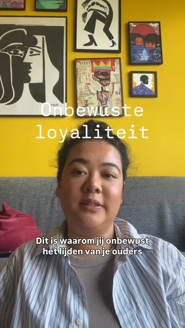 Sommige lasten worden niet uitgesproken,
maar wel doorgegeven.
Wanneer er in een familiesysteem
geheimen, trauma’s of onverwerkte gebeurtenissen zijn,
kan een kind onbewust het lijden van de ouders gaan dragen.
Dat noemen we loyaliteit aan het onbekende.
Het gevolg?
• je voelt je schuldig als het goed gaat
• je saboteert je eigen succes
• je houdt jezelf klein
• je voelt zwaarte zonder duidelijke reden
• je durft niet te stralen
• je voelt je misplaatst in geluk of aandacht
Niet omdat je dat wilt,
maar omdat je systeem je bindt aan iets
dat nooit van jou was.
In een familieopstelling wordt zichtbaar
welke last jij draagt
en van wie die eigenlijk is.
De opening ligt in het erkennen:
“Dit is niet van mij.”
Pas dan kun je jouw eigen plek innemen —
licht, vrij en volledig aanwezig.
Voel je dit? Je bent welkom.
#familieopstellingen #systemischwerk #loyaliteitaanhetonbekende #familietrauma #generationeeltrauma