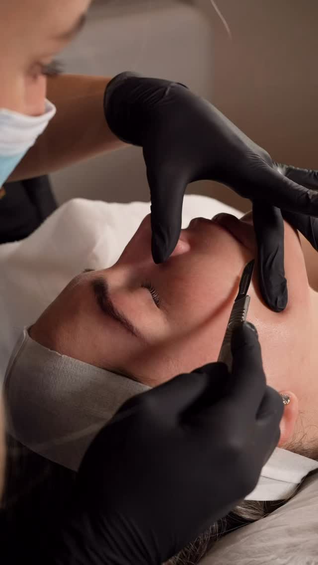 Relaxing facial + lymphatic drainage = reduced puffiness, improved circulation, glowing skin, less tension & total relaxation ✨
Promoting natural detoxification while leaving your face feeling sculpted, refreshed & radiant 💆🏼♀️