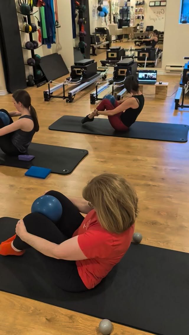 Le Pilates, c’est bien plus qu’un simple exercice.
C’est un moment qu’on prend pour soi, pour reconnecter avec son corps et apprendre à l’aimer davantage.
Que ce soit pour se renforcer, maintenir son bien-être ou accompagner une réhabilitation, le Pilates est là pour nous aider à bouger avec douceur, force et équilibre.