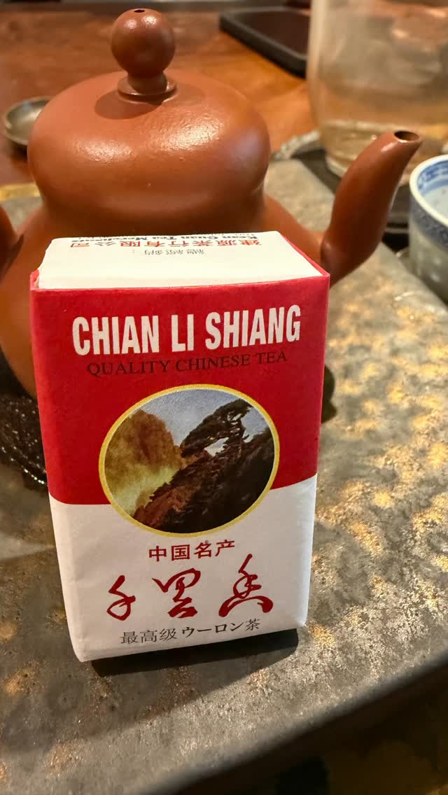This is a timeless signature house blend oolong called “Chian Li Shiang (千里香) from @kgtea. I especially enjoy its smooth depth and the strong, lingering throat aftertaste. It’s a blend of new and aged roasted oolong from Anxi, a secret recipe from this shop, offering a nostalgic, charming flavor.
Additionally, I appreciate its packaging, which includes a poem and a kind reminder.
品茶要诀:
Key principles for tasting tea:
斟不宜早
斟早则茶味未发
Do not pour too early. If poured too early, the tea flavor has not yet developed.
饮不宜迟
饮迟则妙馥先消
Do not drink too late. If drunk too late, the delicate fragrance fades first.
Well, life, too, is all about timing, isn't it?