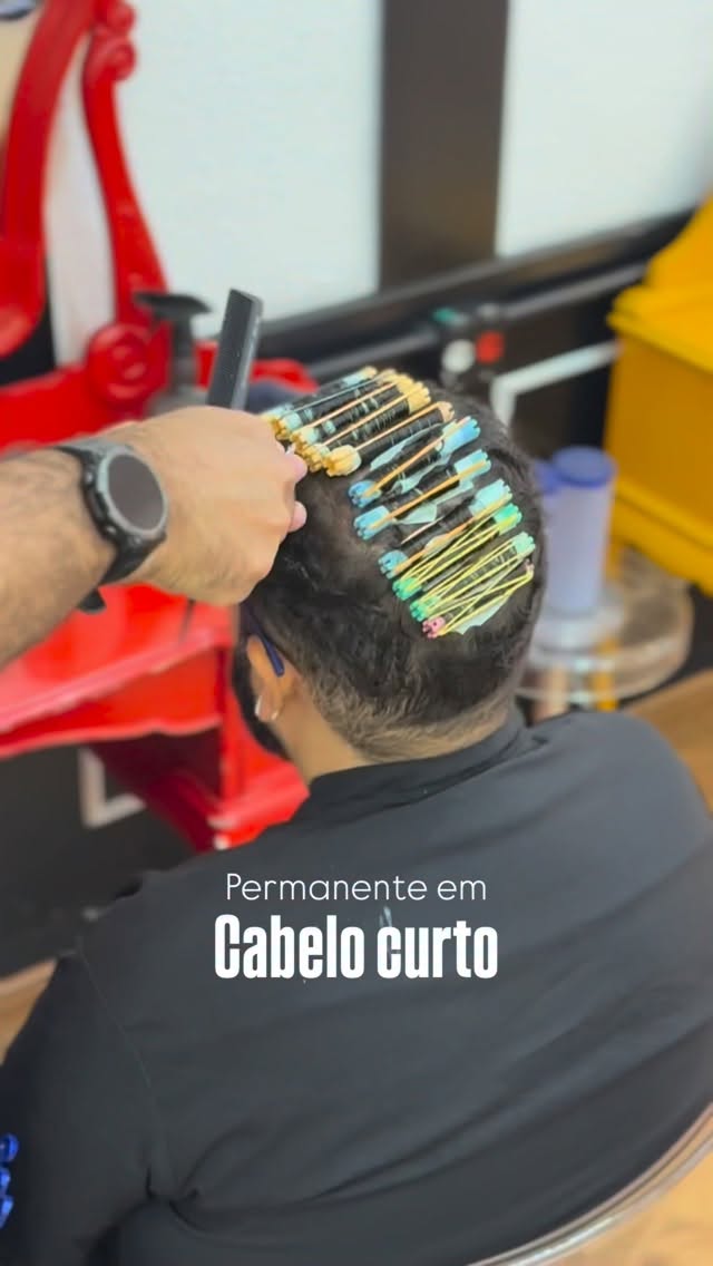 Ele nunca vai perder a batida 🎧🎵
O @celso_tavares está com o cabelo curto e veio em busca do permanente com o @capalimacircus do Circus Pamplona para garantir uma maior ondulação dos seus fios.
Além do permanente, a finalização ainda contou com um corte pra deixar o visual ainda mais cheio de estilo.
Quer saber mais sobre o procedimento? Comenta aqui!
#circushair #permanente #cabelocurto