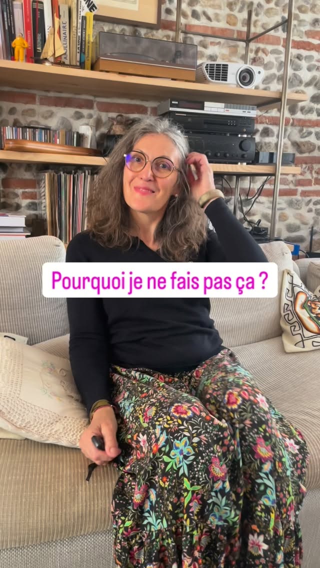 Pourquoi je ne fais pas ça ?
Des sacs ultra colorés, très pep’s, souvent crochetés en coton. Ce n’est pas une question de goûts, je trouve ces sacs très jolis, ils sont vitaminés, très bien faits (en apparence), vraiment rien à redire.
Mais ce n’est pas moi ! Je veux dire par là que j’ai fait des choix lorsque j’ai commencé Le Petit Atelier n•4. Ces choix c’étaient de te proposer des créations éco responsables, avec des matières nobles dont l’impact sur la planète est faible, des matières qui durent dans le temps. Donc toutes ces jolies créations que je viens de te montrer ne répondent pas selon moi à ces critères exigeants.
Voilà pourquoi je ne crochète pas ce style de sacs. Cela ne veut pas dire que je ferme la porte à la couleur, pas du tout. _Je pense qu’il y a d’autres manières d’amener la couleur dans la création et je te montrerai ça très bientôt. _ Simplement, si j’utilise un fil coloré ce sera un fil respectueux de la planète, dont la teinture, elle aussi, est respectueuse de notre environnement. Parce que même si j’ai conscience qu’ « un pingouin ne sauvera pas la banquise », je suis convaincue qu’une consommation plus responsable peut avoir un impact positif.
Est-ce que tu comprends ces choix de production ? Est-ce que tu te retrouves dans cette démarche ?
Dis-le moi en commentaire.
Si tu as lu jusqu’ici alors merci. Je m’appelle Laetitia, fondatrice du Petit Atelier n°4.
Je crochète à la main des sacs à main, accessoires et objets déco faits de matières naturelles – jute, lin, chanvre, laine… parfois même un peu de coton recyclé.
Chaque pièce est unique, parfois doublée de tissus chinés et réinventés, parce que je crois à la beauté des choses qui ont déjà eu une vie. ♻️
Mon fil conducteur, c’est l’amour du geste juste et du beau durable.
Si toi aussi tu préfères le vrai fait-main à la production rapide, si tu aimes les objets qui ont une âme, alors bienvenue ici 🌿