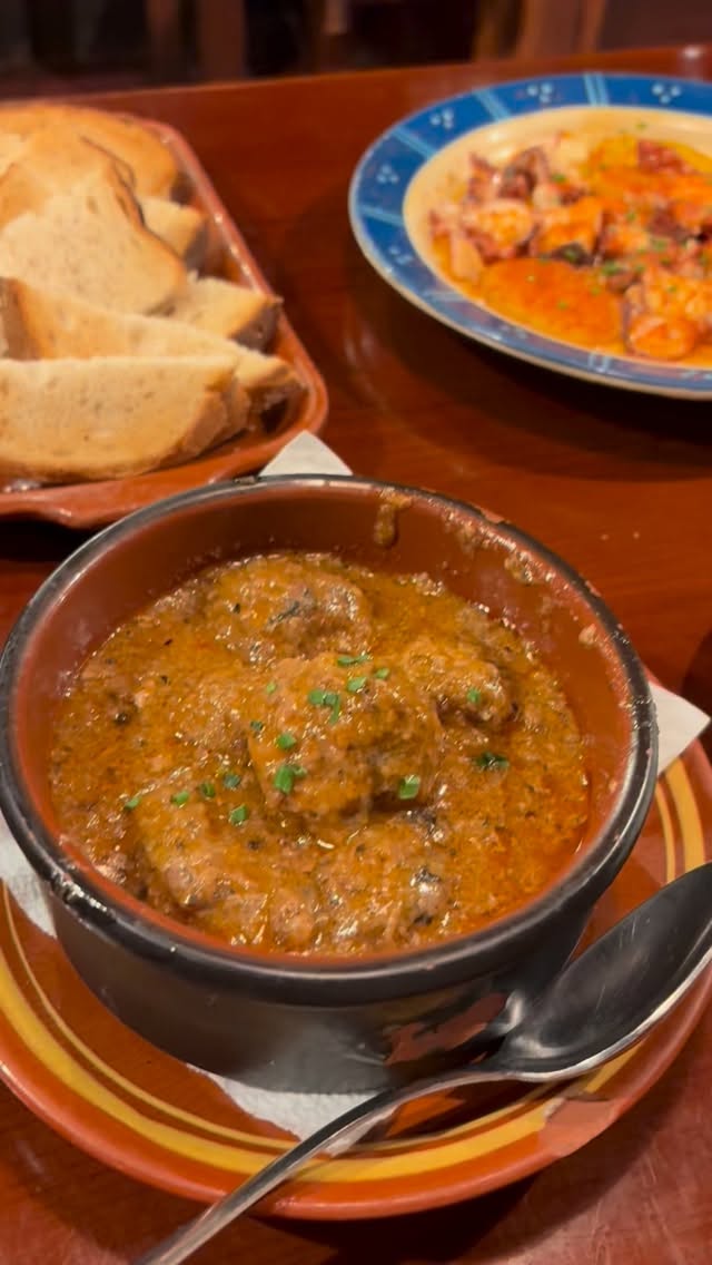 Veel mensen denken dat tapas een volledige maaltijd zijn 🍽️
Maar zo eten Spanjaarden zélf tapas eigenlijk helemaal niet.
Toen ik net in Barcelona woonde dacht ik ook:
“Oké, we bestellen gewoon allemaal verschillende tapas en dat is de lunch of het diner.” 😅
Maar locals doen het vaak compleet anders.
Tapas draaien hier vooral om:
✨ samen zijn
✨ delen
✨ langzaam eten
✨ en vooral lang tafelen
En iets wat veel toeristen niet weten👇
Spanjaarden eten tapas overdag meestal niet als volledige lunch.
Tijdens de lunch bestellen veel locals eerst wat kleine hapjes om te delen — dat noemen ze vaak “pica pica” 🍤🫒🥔
Denk aan:
olijven
patatas bravas
calamari
pan con tomate
Maar daarna komt vaak nog gewoon een hoofdgerecht 🍽️
Tapas zijn dus overdag meer voorafjes of iets om samen te delen vóór het echte eten.
In de avond werkt het anders 🌙
Dan worden tapas juist vaak de hoofdactiviteit van de avond.
Rond 20:30 of later stromen de tapasbars vol en blijven mensen uren hangen met drankjes en kleine gerechtjes tussendoor 🍷
Vaak begint het met:
🍺 een biertje of vermut
🫒 wat olijven
🥔 patatas bravas
🥖 pan con tomate
En daarna kijken ze gewoon verder waar ze zin in hebben.
Soms blijven mensen de hele avond in één bar.
Soms gaan ze langs meerdere plekken.
Dat is ook waarom tapas eten in Spanje zoveel gezelliger voelt ❤️
Het draait hier niet alleen om eten.
Het draait om tijd nemen.
📍Welke tapas MOET je volgens jou proberen in Barcelona?
Drop je favoriet hieronder 👇
#tapas #tapasbarcelona #barcelonatapas #tapasrestaurantbarcelona #tapasinspanje