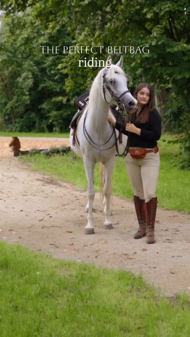 Die Saqlawi Gürteltasche für fast jeden Anlass… zum ausreiten, auf einen Kurs, bummeln in der Stadt, im Urlaub, sogar zum Dirndl 🤎🖤
Immer die Hände frei für die wichtigen Dinge.
#equestrianstyle#pferdemädchen#handtaschenliebe#gürteltasche