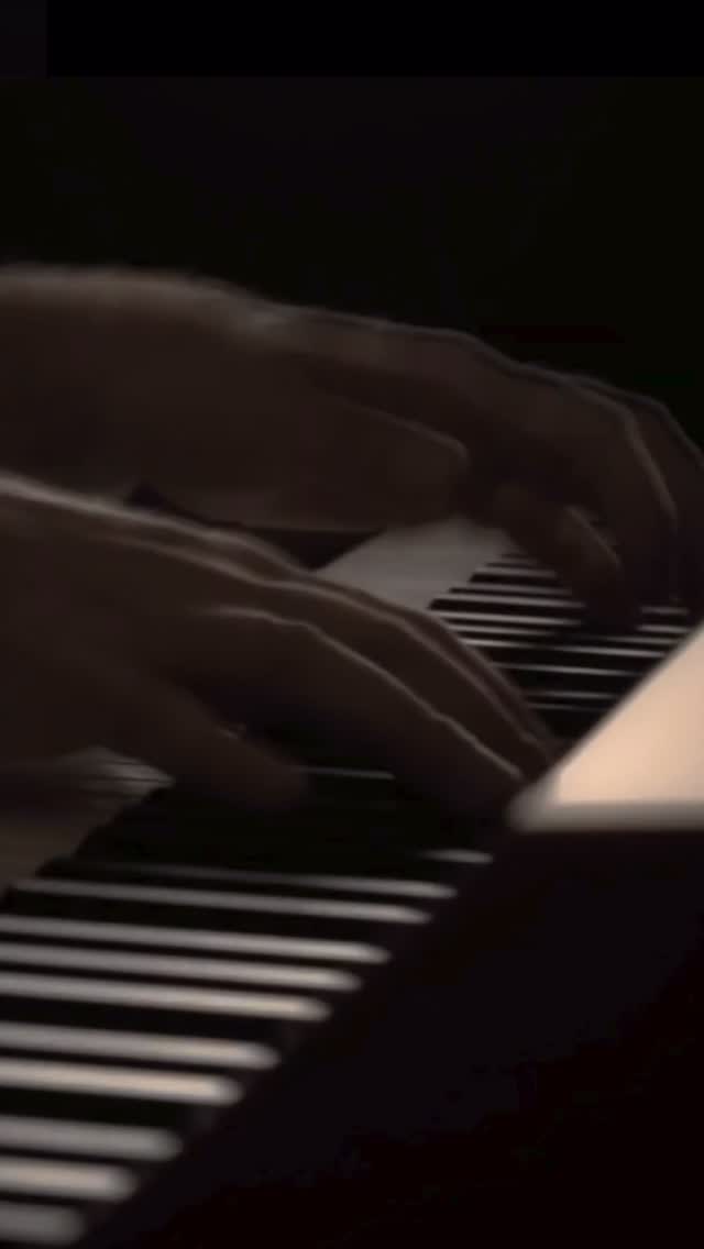 🎵 A Beleza Hipnótica de Greg Haines
O britânico Greg Haines não teve uma educação musical tradicional. Foi um professor na escola que o apresentou a nomes como Arvo Pärt, Steve Reich e Brian Eno — e isso mudou tudo. Dali em diante, piano e sintetizadores viraram seu laboratório particular, e a música virou paisagem sonora pura: envolvente, profunda e extremamente visual. 🎹🌫️
Em 2008, ele se mudou para Berlim e mergulhou de vez na cena minimalista. Foi lá que nasceram colaborações com artistas como Nils Frahm e Peter Broderick e projetos como o The Alvaret Ensemble, que gravou literalmente dentro de uma igreja. Sim, a acústica é divina. ✨
A faixa “The Spin” carrega a assinatura de Haines: camadas delicadas que crescem em repetições quase hipnóticas, sem nunca cair na monotonia. É minimalismo que acolhe, abraça e convida à introspecção. 🤍
E tem um fato curioso: as composições de Greg foram usadas por neurofisiologistas do Imperial College London em experimentos com LSD. Eles buscavam músicas que acalmassem os voluntários durante as sessões — e escolheram Greg Haines, ao lado de Ólafur Arnalds e Arve Henriksen. Arte e ciência no mesmo compasso. 🧪🎶
Quer começar a explorar? Anota a discografia essencial:
▫️ Slumber Tides (2006) — A estreia sonhadora
▫️ Until the Point of Hushed Support (2010) — Sutileza em cada nota
▫️ Where We Were (2013) — Influências da música africana
▫️ Digressions (2012) — Trilha para dias cinzentos
#GregHaines #TheSpin #Minimalismo #MúsicaInstrumental #NilsFrahm MúsicaAmbiente OlafurArnalds CenaBerlim