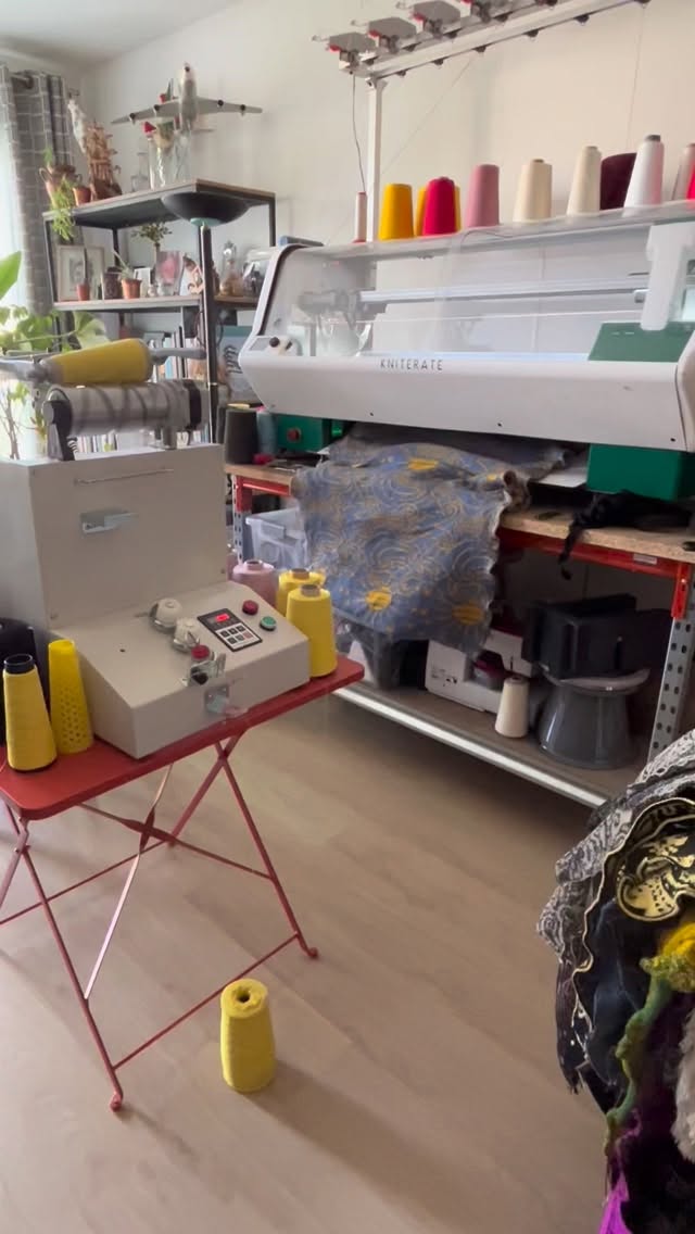 Comme il fait beau, j’ai choisi le jaune aujourd’hui ! ☀️🌞
#tricot #knitwear #kniterate #fabriquéàparis #atelierdetricot
