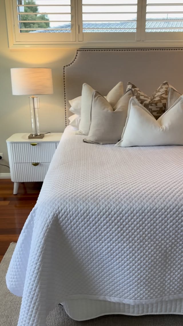 Partial styling doesn’t mean partial impact. 🏡🤍
Most people assume that when a lived in home is partially styled for sale, the end result is somehow compromised.
Let it be known.
We. Don’t. Hold. Back. 👏🏾👏🏾
Every detail is considered. Every space is elevated. Every room is styled with the campaign outcome in mind.
•
•
#propertystyling
#homestaging
#sydneystylist
#interiordesign
#forsale
