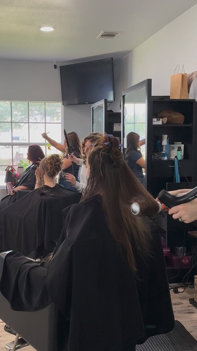 Hairstylist or hairdresser, we really prefer you call us… and book your appointment😜
Summer books are filling up fast, don’t wait till late minute to get in the salon 💇🏽♀️ ☀️🏝️
#stylinsalon #pflugerville #atxsalon #summer #summerhair