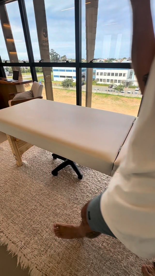 Essa seria mais uma variação da posição MRCAR, amplamente difundida como uma técnica eficaz para promover abertura do forame intervertebral em níveis lombares baixos, principalmente em quadros onde os sintomas irradiam com origem na coluna lombar.
A combinação de flexão, inclinação lateral e rotação busca modificar momentaneamente as tensões mecânicas sobre as estruturas neurais e articulares, podendo proporcionar redução dos sintomas irradiados em alguns pacientes.
É uma técnica que pode provocar alívio importante, mas que também exige critério clínico e individualização. Nem toda dor irradiada responde da mesma forma, e em alguns casos os sintomas podem até piorar dependendo da irritabilidade do tecido neural, da direção de preferência mecânica e da condição específica de cada pessoa.
Por isso, apesar de parecer “simples”, a escolha do movimento certo continua sendo mais importante do que apenas reproduzir essa posição.
🚨Na dúvida sempre procure um fisioterapeuta🚨
#fisio #lombar #dor