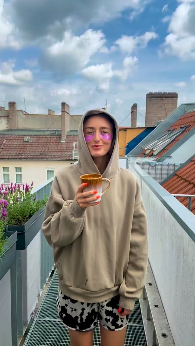 + Kaffeefleck auf dem Pulli 🤭 und wie süß ist das “Tschüssi” von Juli bitte im Hintergrund???? 🥺🥹