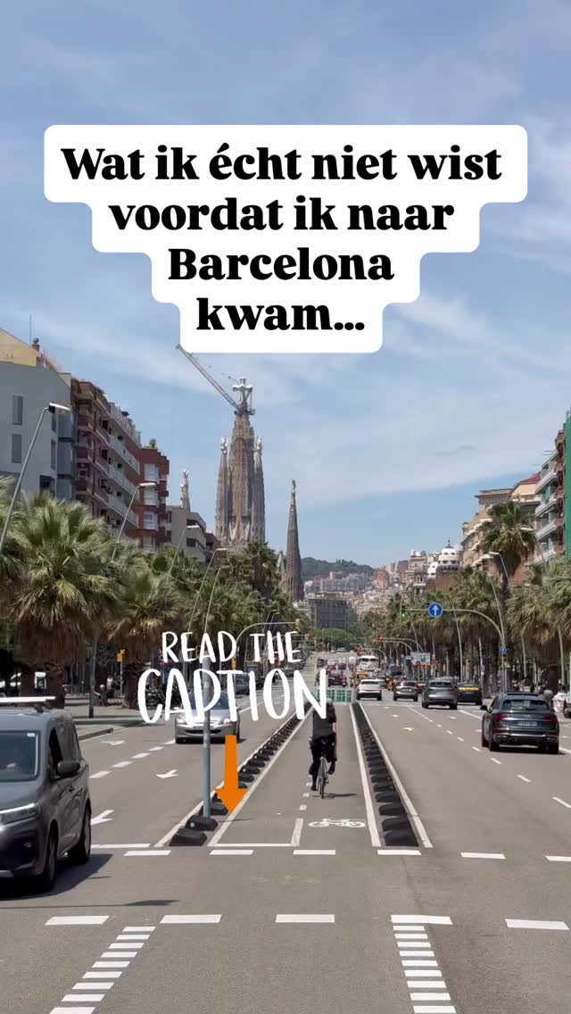 Wat ik niet wist voordat ik naar Barcelona kwam 11 jaar geleden👇🇪🇸
Barcelonesen eten hier letterlijk 5 keer per dag 😂🍽️
☕ Eerste ontbijt
Een snelle koffie met iets kleins voordat de werkdag begint.
🥐 Tweede ontbijt
Rond 10:30 gaan veel mensen nóg een keer koffie drinken met een hartig broodje of een croissant.
🍴 Lunch
De belangrijkste maaltijd van de dag.
En geloof me: daar nemen ze hier de tijd voor: voorgerecht, nagerecht en desert. Vandaar de siësta erna om even uit te buiken :)
🍰 Merienda
Een soort middagpauze met iets zoets of een kleine snack rond 17:00.
🌙 Avondeten
Pas laat. Vaak rond 21:00 of zelfs later.
Voordat ik hier woonde at ik alles snel tussendoor.
In Barcelona draait eten veel meer om genieten, samen zijn en even pauzeren ❤️
En eerlijk?
Ik snap nu waarom niemand hier haast lijkt te hebben.
Volg ons voor meer tips en leuke weetjes over Barcelona.
#Barcelona #barcelonacity #nederlandsegidsbarcelona #fietstourbarcelona #wandeltourbarcelona bar