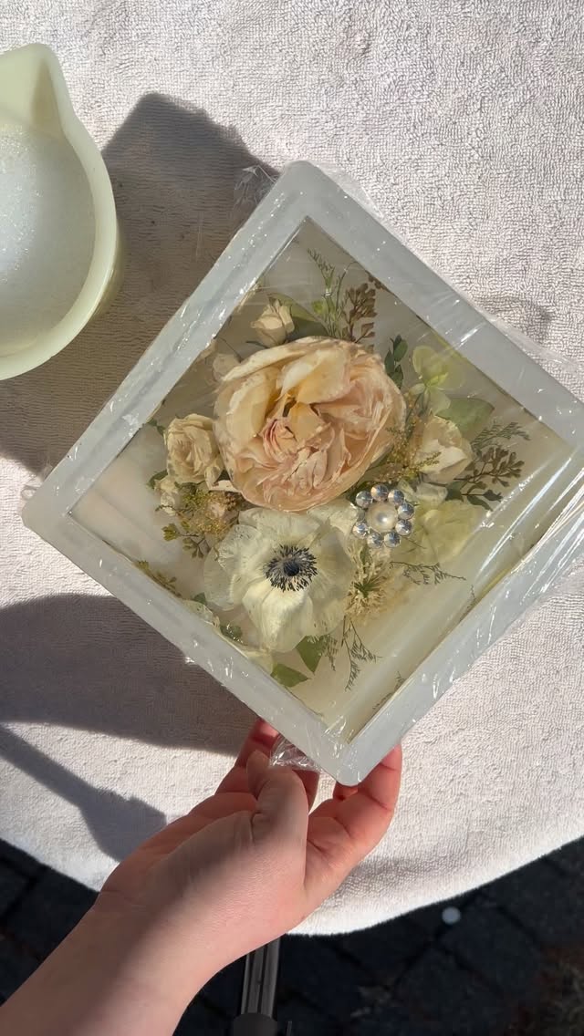 The most beautiful 6” square 😍
@monicaudle
Resin demold
Flowers in resin
Flower preservation
Bouquet preservation
Wedding keepsake
2026 brides