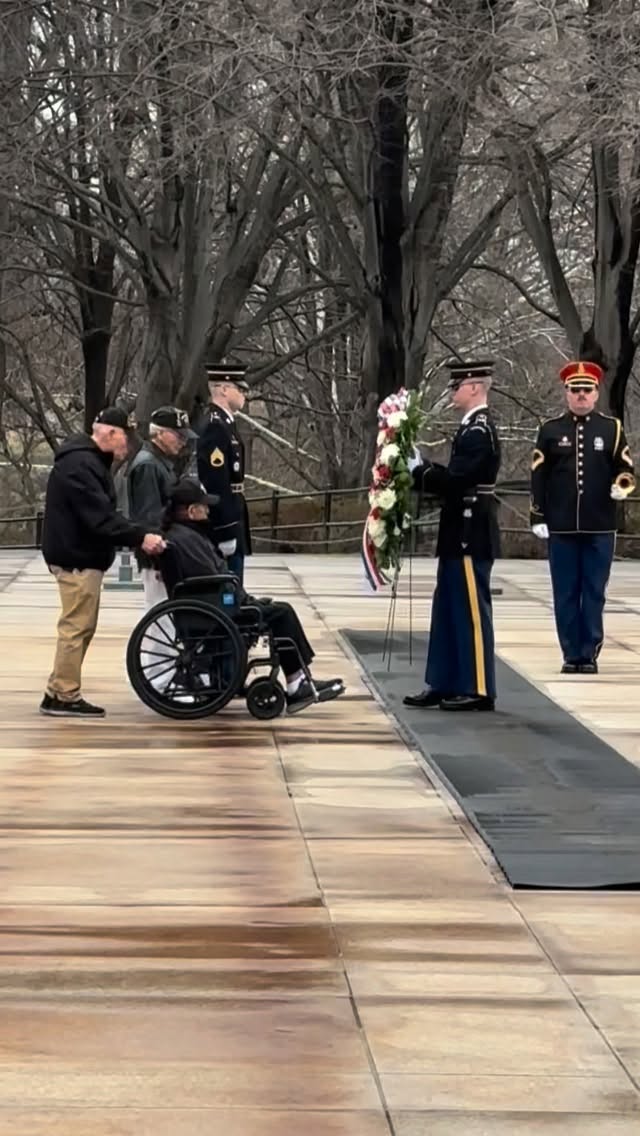 On this Memorial Day, ATX Good News remembers those who gave their lives in the line of duty. We were privileged to see the solemn laying of the wreath by Austin veterans at Arlington National Cemetery earlier this spring during the Honor Flight trip to Washington DC. 🇺🇸
