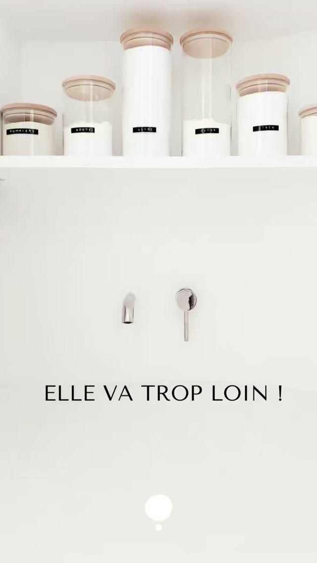 Est-ce que je vais trop loin ?
🌿
Ma machine à laver a beau être dans ma buanderie derrière une porte, ça m’énerve quand même, quand j’ai le nez dessus qu’il y ait des tas d’inscriptions inutiles !
🌿
Je sais, c’est mon petit côté extrême ! Mais à vrai dire ces informations visuelle ne sont pas si anodines que cela. En plus d’être moches et d’inviter la publicité chez nous, elles sont une source de pollution mentale…
🌿
La pollution mentale c’est quand les informations, décryptées automatiquement par notre cerveau, viennent créer un bruit visuel qui finit par l’épuiser !
🌿
Vous allez me dire 1 picto c’est pas bien grave… Certes, mais multipliée un grand nombre de fois, la pollution mentale amène une fatigue psychique, puis physique et dans les cas les plus extrêmes, conduit au burnout.
🌿
Alors je vous laisse me dire ce que vous vous en pensez et d’ici là, allez à l’essentiel !
.
.
.
.
.
#declutteryourmind #declutteringmylife #ecologiedinterieur #pollutionmentale #burnoutprevention