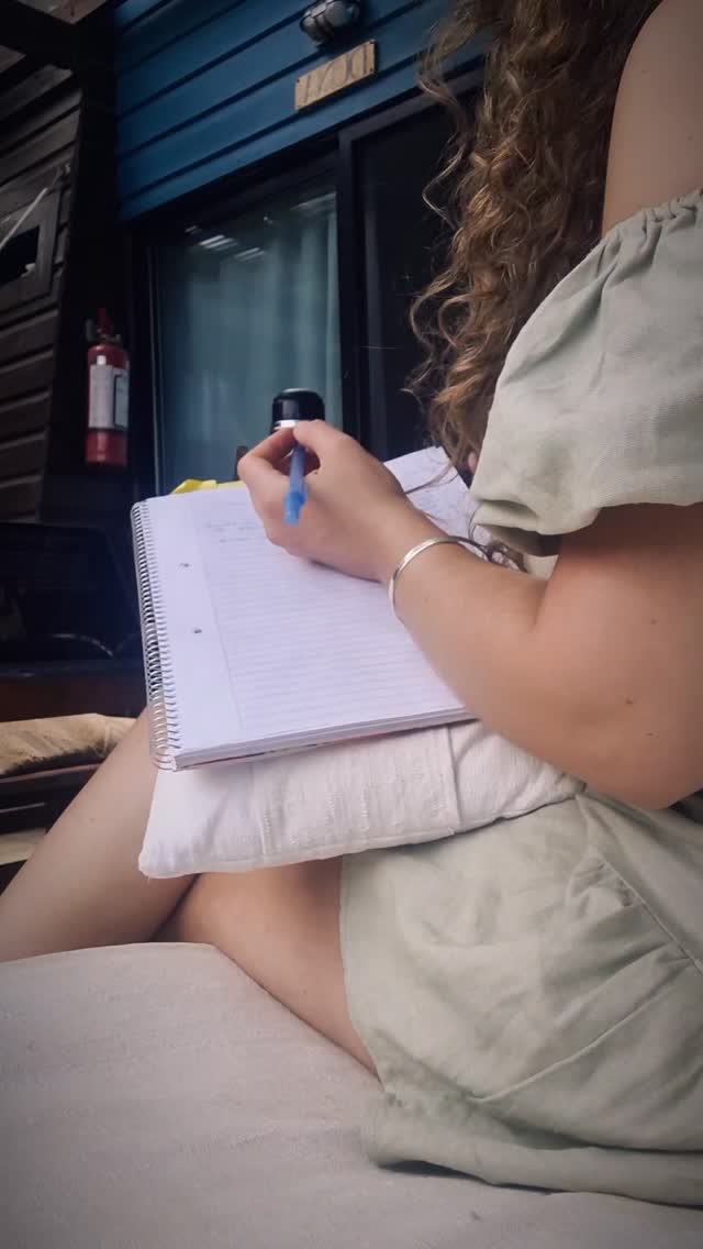 Es el miedo más común.
Pensar que mirar nuestra historia va a ser incómodo o que no encajaremos.
Pero como me dijo una clienta hace poco al terminar el proceso: 'Por algo llegamos ahí. Todas vamos en busca de algo en común: sanar y transformar nuestra forma de vincularnos. De seguro te vas a sentir identificada con lo que las demás comparten'.
Sí, buscar en nuestra historia no siempre es fácil.
Hay lágrimas y días de mover emociones viejas. Pero liberarlas, escucharnos en un espacio de respeto y ver los cambios en el día a día es magnífico.
No estás sola en el proceso, la contención del grupo es el verdadero sostén.
Travesía es un espacio de pequeños grupos para que esa intimidad se respete.
Si querés un lugar seguro para empezar a priorizarte, escribime TRAVESÍA y te paso los detalles.
