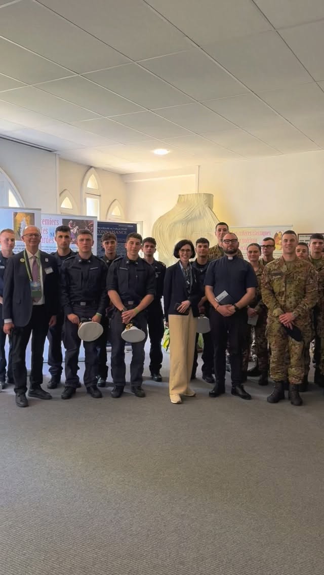 Nos rencontres pendant ces magnifiques journées du Pèlerinage Militaire International 2026 à @sanctuairedelourdes @dioceseauxarmeesfrancaises
@pmifranceofficiel #lourdes #lourdesfrance #lourdes2026
