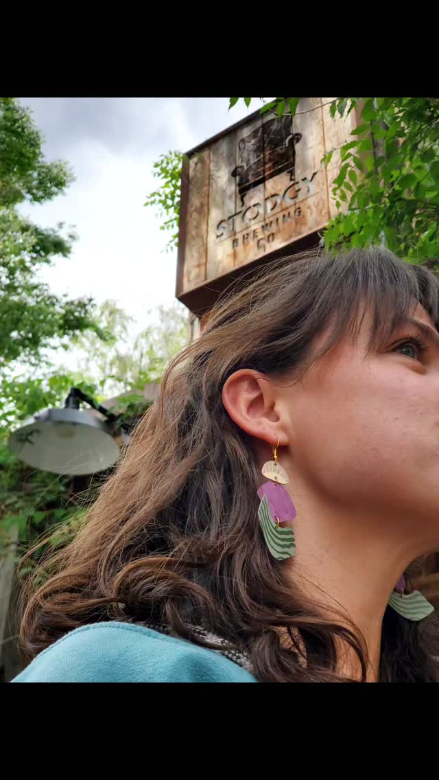 🙏Thank you to the lovely people who supprted and attended our first studio papaya Crafternoon class, Introspective Patterns: Rawhide Earrings! I loved watching their ideas come to life!
🍻Thanks to @stodgybrewing for hosting the space for the event!
🎨And thanks to @seewalker_art for the workshop inspiration! Danielle Seewalker is Húŋkpapȟa Lakȟóta and citizen of the Standing Rock Sioux Tribe in North Dakota. She currently is based in Denver, and works to bring contemporary native voices and stories to life through her art and activism. Check out her work!
Can't wait for the next class! Have you ever heard of Gelli printing??
#studiopapayafoco #fortcollinsart #nococreative #nocoart #artclasses
