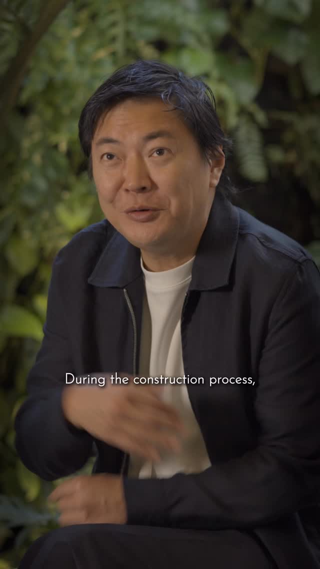 Quando arquitetura e paisagismo se encontram, o resultado é um espaço que transforma como você trabalha, pensa e sente. ✦
O Escritório Hanazaki @alexhanazaki por @studioguilhermetorres , é um convite para repensar o ambiente de trabalho — com jardins verticais, shou sugi ban e um pomar urbano no coração de São Paulo.
Na Arthur Decor, nos inspiramos em projetos assim para criar soluções que participam da atmosfera dos espaços.
🔗 Veja o projeto completo no link da bio e stories.
#ArthurDecor #EscritorioHanazaki #StudioGuilhermeTorres #biofilia