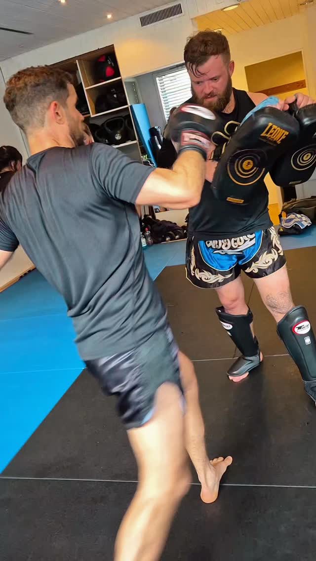 Training lately 👏🏻🥊🏋🏻♂️
und stolz darauf, was jeder einzelne hier schon erreicht hat! 💯🥳 Growth never stops 💫
Du kannst jederzeit starten – Bootcamp, Kickboxen, Silver-Fit oder Personal Training.
👉🏻schreib uns für Infos oder dein Probetraining 😊💪🏼
www.all-in-sport.ch
#allincommunity #bootcamp #kickboxen #personaltraining #levelupyourlife