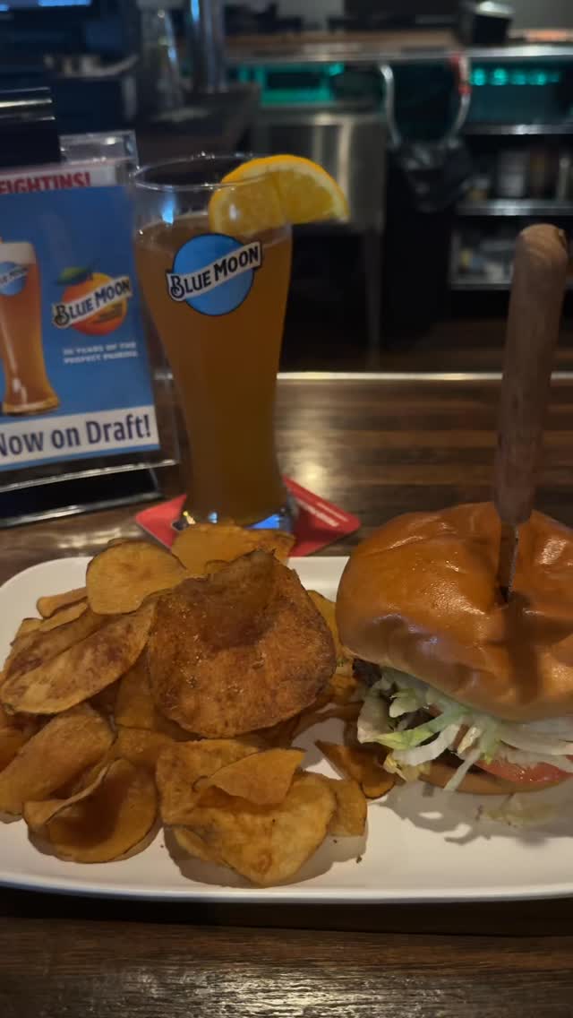 National Burger Day done right ๐๐บ
Stopped by Kid Rips in Runnemede to celebrate with a burger and an ice cold Blue Moon โ now officially on draft ๐ Nothing better than burgers, beer, and your favorite local spot. ๐
