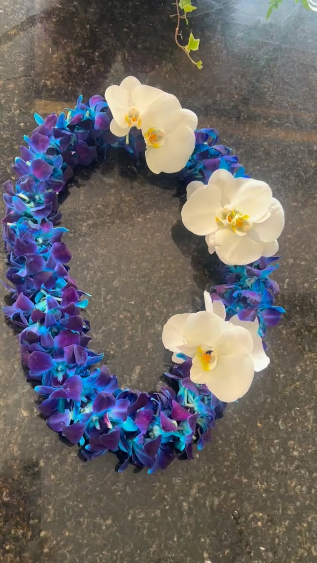 Graduation leis 💙💜🤍 🧑🎓👨🎓👩🎓🎓🎓🎓
#graduation #lei #flowerstagram