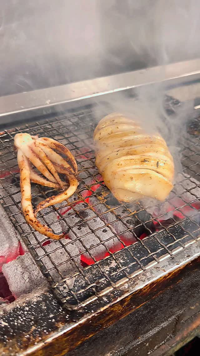 🔥 This week’s special at Bellezza.
Hibachi grilled whole Loligo squid — lightly charred over flame, served on smoked romesco sauce and finished with rich chorizo oil.
Simple ingredients, bold flavours, cooked over fire the way we love.
From the grill. To the plate. Straight to your table.
Creating better moments since 2011.
#BellezzaRestaurant #MalvernEats #HibachiGrill #LoligoSquid #SeafoodSpecials