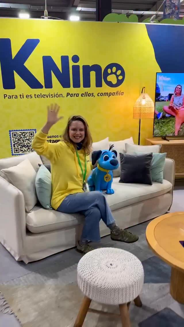 ¡Nos despedimos de Expo Mascotas 2026 con una enorme sonrisa! 💙🐶
Fueron tres días de historias, encuentros y momentos que no vamos a olvidar. Hoy recibimos los lengüetazos de nuestros amigos Parchís y Locky, hasta las galguitas que se quedaron dormidas frente a nuestra pantalla. 🐶💙
Pero lo más emocionante fue ver la reacción de tantas personas al descubrir que KNino existe y que también puede ser compañía para sus perritos. 📺🐶✨
Gracias a Claro y VTR por acompañarnos en esta aventura, y gracias a cada persona que pasó por nuestro stand y compartió un pedacito de su historia con nosotros 💙
Esto recién comienza.
Muy pronto compartiremos galerías de fotos para seguir reviviendo juntos esta hermosa experiencia ✨🐾
KNino
Para ti es televisión.
Para ellos, compañía.🐶💙💛📺
Encuéntranos en VTR (727 HD) y Claro (517 HD).