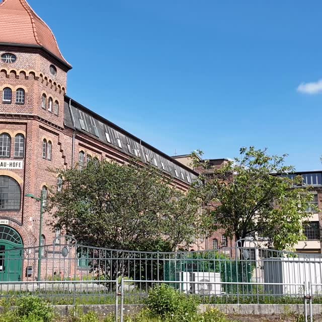 Zwischen Backstein, Innenhof und ganz viel Licht ✨
Damit ihr das Fotoloft Zittau ganz entspannt findet, habe ich euch heute den Weg einmal direkt mitgefilmt.
Vom ersten Eindruck der Mandauhöfe bis hinein ins Studio. 🤍
📍Fotoloft Zittau
Haus 9 | Mandauhöfe
Äußere Oybiner Str. 16
02763 Zittau
Direkt auf dem großen Innenhof findet ihr Parkplätze für meine Kund:innen. Danach einfach durch Haus 9 mit dem Fahrstuhl ins dritte Obergeschoss – der Weg ist ausgeschildert.
Und dann wartet dort ein über 200 m² großes Loftstudio auf euch:
für Personal Branding, Familienbilder, Schwangerschaft, Newborn, Portraits, Businessbilder und vieles mehr.
Wenn du Lust auf ein Shooting im Fotoloft hast, schreib mir gern eine Nachricht oder schau auf meiner Website vorbei:
🌐 www.fotoloft-zittau.com
Speicher dir das Reel gern ab, falls du bald einen Termin im Fotoloft hast 🤍
#fotoloftzittau #zittau #oberlausitz #fotostudio #personalbranding brandingfotografie familienfotografie businessfotografie contentcreator fotografinzittau görlitz bautzen dresdenfotograf fotostudiosachsen blueberryphotoart