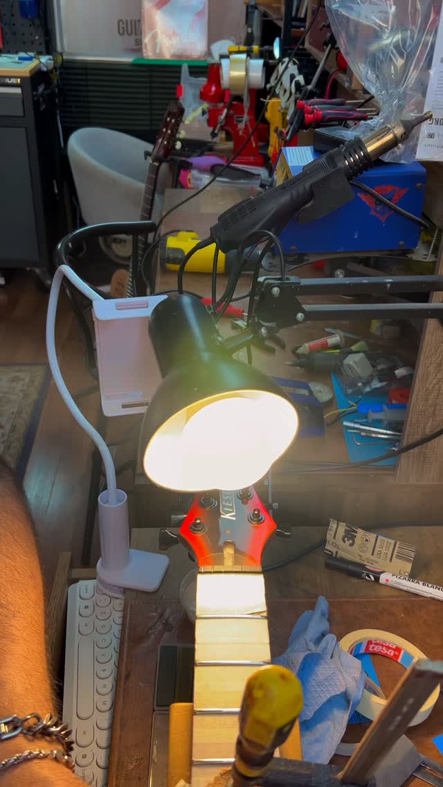 En este trabajo realizamos un proceso de coronado de trastes, una etapa fundamental dentro del ajuste profesional de una guitarra.
Después del nivelado, cada traste recupera su forma redondeada original para lograr:
✔️ Mejor afinación
✔️ Mayor comodidad al tocar
✔️ Bendings suaves y precisos
✔️ Menor desgaste prematuro de cuerdas
Un buen coronado marca la diferencia entre una guitarra “ajustada” y una guitarra realmente profesional. 🎸#Luthier #GuitarRepair #FretCrowning #GuitarSetup #LuthierChile