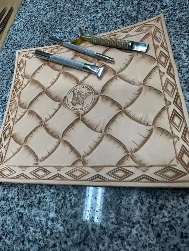 Leather shit: adding some curves to an otherwise simple basket weave. 🐝 #artistlife #leathercraft #utahart #leathershit #godbe