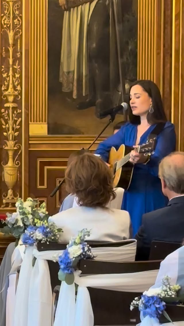 Ein kleiner Mitschnitt von einer Trauung im wunderschönen @hotelschlosshernstein Mitte Mai mit @yuchs am Klavier. ❤️ Kurzes Saison-Update: Bei mir geht‘s aktuell ganz schön rund mit Auftritten, Booking für die nächste Saison und finalen Absprachen mit allen 2026er Events und Hochzeiten. Zwischen full-time-kinderbetreuung unter der Woche & dem Singen durch die Wochenenden bleibt also kaum Zeit, um hier mal Videos zu posten. Aber diesen Song wollte ich unbedingt mit euch teilen weil ich ihn in der Duo-Version sehr liebe 🥰❤️ (Grow old with me - Tom Odell).
