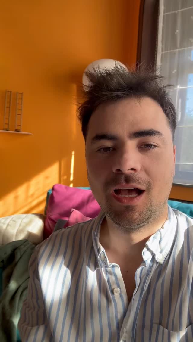 Nouveau projet en cours : notre premier clip ! Suivez-nous à travers cette journée de tournage dans une magnifique maison art déco avec une super équipe et notre bonne humeur (comme d’habitude)
Merci à @sergegoriely et @kosmickeb pour le super boulot et abonnez-vous si vous voulez voir le résultat ! #video #clip #vocalmusic #singers #ravel