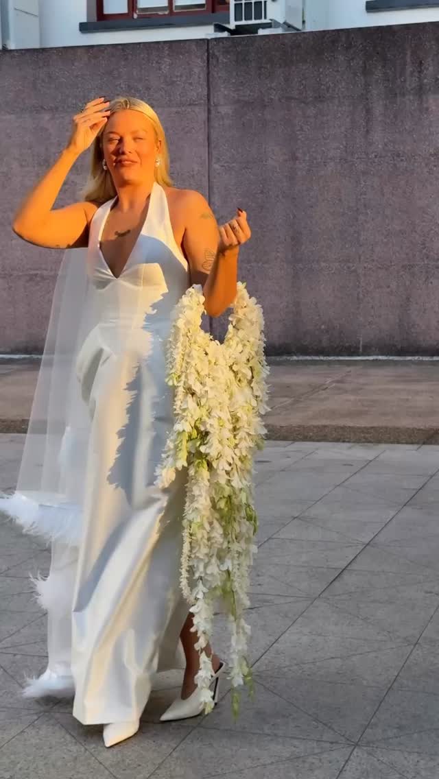 Tayla wanted something dramatic…
Created using cascading Singapore orchids and delicate hyacinth flowers, every stem was carefully wired by hand to create softness, movement and shape from every angle while still remaining fresh and wearable throughout the day.
Designed not just as a bouquet, but as part of the entire bridal moment for our @taylakeleher
@wallflowersocials
@wallflowerweddings
