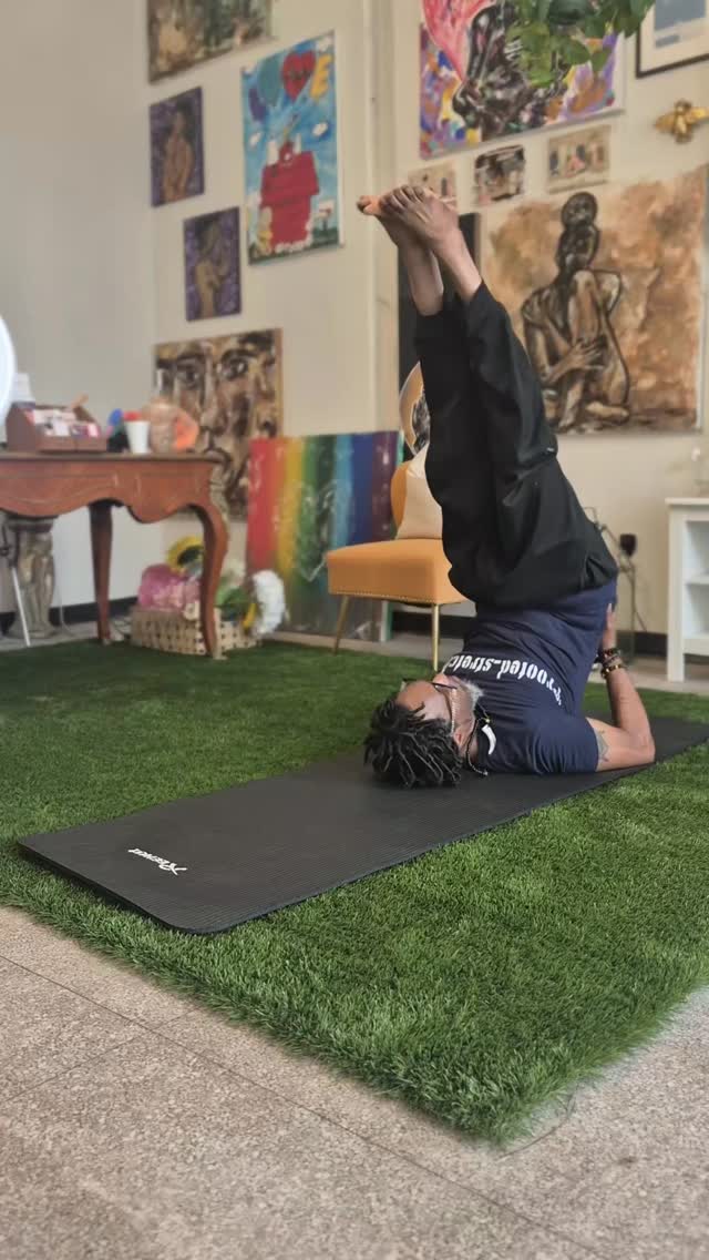 Sometimes friends need a helping hand ✋🏾
#assistedstretching #ploughpose #mobility #yoga
