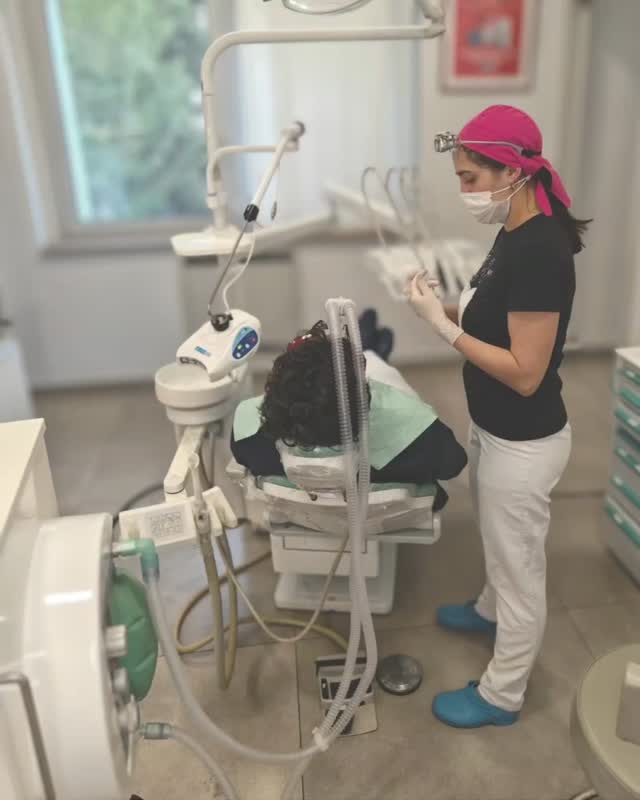 🥺 Lo sappiamo: il dentista può diventare una vera fonte d’ansia.
A volte non è paura del trattamento.
Sono esperienze negative, traumi o brutti ricordi che rendono difficile anche solo prendere appuntamento.
Per questo nel nostro studio utilizziamo anche la sedazione cosciente.
Il paziente rimane sempre sveglio e collaborante, ma vive il trattamento in una condizione di maggiore rilassamento e tranquillità.
- meno ansia
- meno tensione
- più serenità durante le cure
Perché andare dal dentista non dovrebbe essere un incubo da affrontare per giorni.
E sentirsi accolti e al sicuro fa parte della cura tanto quanto il trattamento stesso.
📞 Prenota la tua visita al 0523/754242
📱 WhatsApp 329-3954960
📍 Via Giacomo Lanza, 55 – Piacenza
🌐 www.dottorsimeone.it
#sedazionecosciente #odontofobia #dentistapiacenza #ansiadeldentista #prevenzione odontoiatria