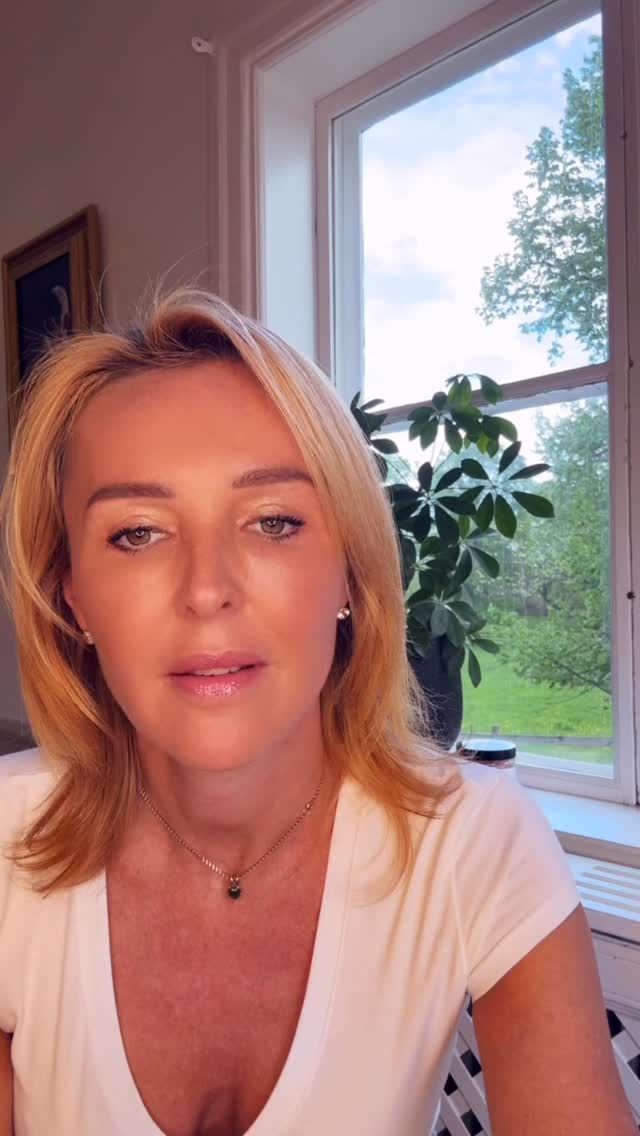 đâď¸đżHave you tried our Sun-kissed Face Serum yet? If not youâre missing out! Reviving. Firming. Radiance-Boosting.
This antioxidant-rich serum revives and repairs sun-stressed skin, boosting collagen and moisture retention for a smoother, brighter, and more youthful complexion. It helps reduce wrinkles, even skin tone, calm redness, and fade sun-induced hyperpigmentationâleaving your skin glowing and refreshed. #cleanbeauty #sunkissedskin #antiaging #selflove #summervibes