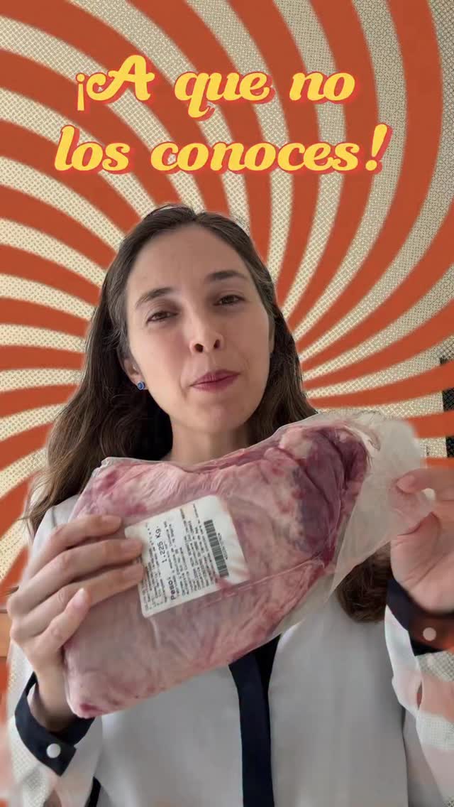 ¿Qué tanto se le miden a probar cosas nuevas? 🤔 Yo confieso que soy terca: me gusta lo que me gusta y punto. 😅 Pero también de vez en cuando me canso de lo mismo y doy un giro inesperado. 🔄
Hoy les cuento que tengo la prueba reina de que a la mayoría nos cuesta saltar al vacío. 🧗♀️ Desde que le ayudo a mi chico con su emprendimiento de @miravallehacienda, veo cómo vuelan los cortes de siempre, mientras que otros, que son una joya, se quedan esperando turno. ⏳
Y adivinen qué... justamente esos “olvidados” son los que más hemos probado en casa y los que más nos han volado la cabeza. 🤯 El mundo de la carne va muchísimo más allá del típico filete. 🥩✨
La próxima vez que pidan en @miravallehacienda, dejen la timidez a un lado. 👋 Pregúntennos por ese corte que nunca han preparado. Prometo que la sorpresa vale la pena. 😉🔥