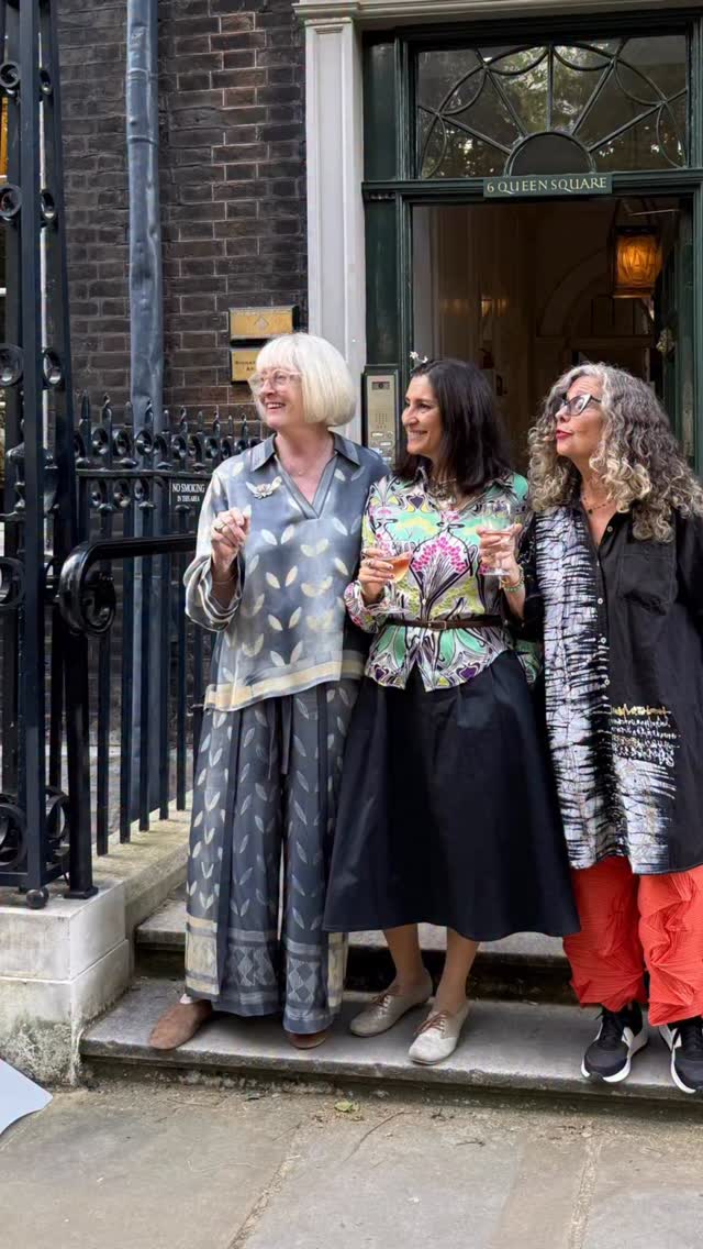 This is how we do it! Happenstance @artworkersguild with @afsoonafsoonagain @monicaboxley_mixedmedia_art and me. We’re in the gallery today 2-6 and tomorrow 12-6 so COME ALONG and get out of the 🔥 We’ll be very happy to see you! #independentart #happenstance #ceramics #textiles #printmaking @sophiekazan