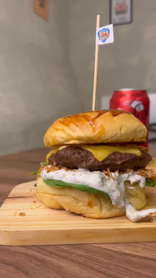 A escalação perfeita pra assistir os jogos está entrando em campo!
Porque partida boa mesmo é aquela assistida com burger na mão, batata na mesa e refri gelando.
“vamo lanchar ?” 🍔🔥
Fiquem ligados que tem novidades chegando!
📍Campinas/SP - Av. Monte Castelo, 550 - Jd Proença
🚀 Delivery e presencial
🍟 Combos que entram em campo sem decepcionar
#HamburgueriaCampinas #BurgerCampinas #LancheArtesanal #copadomundo #novidade