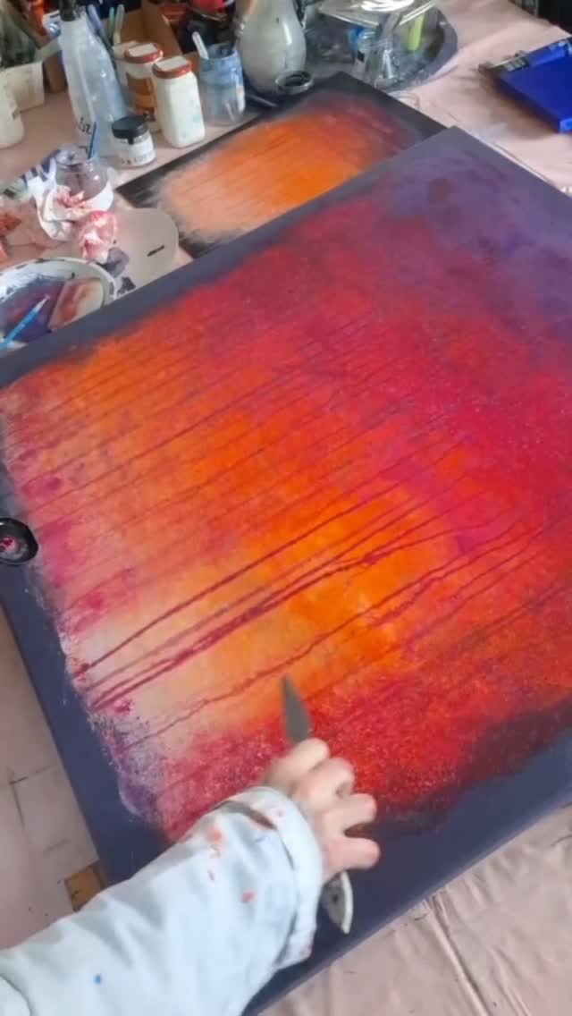 Ici, là où les larmes brûlent,
Le ciel déverse son chagrin en cascade d’un rouge de détresse,
Une pluie d’absence, un épanchement de douleur où l’être se dissout,
Le temps se fige, dans un long sanglot de pourpre, là où le cœur se calcine de l'absence,
Mais où une lueur résiliente refuse d’être tout à fait consumée.