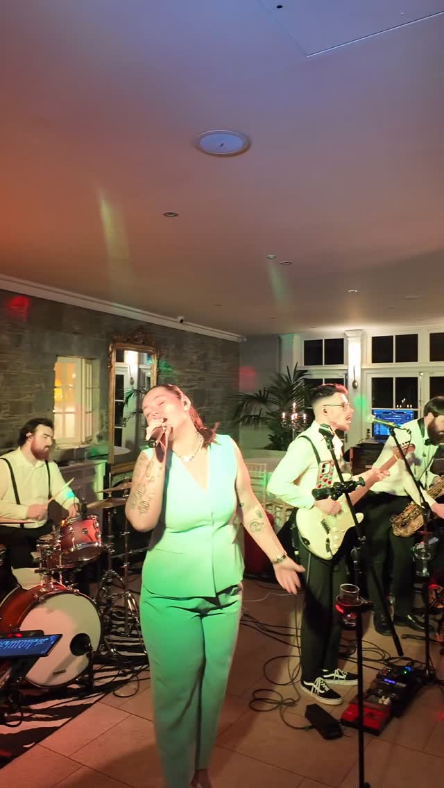 We don’t think this song is going ANYWHERE any time soon! Listen to that crowd singing along 😍😍
#irishweddingband #weddingbandireland #irishwedding #weddingband #weddingbandsireland
