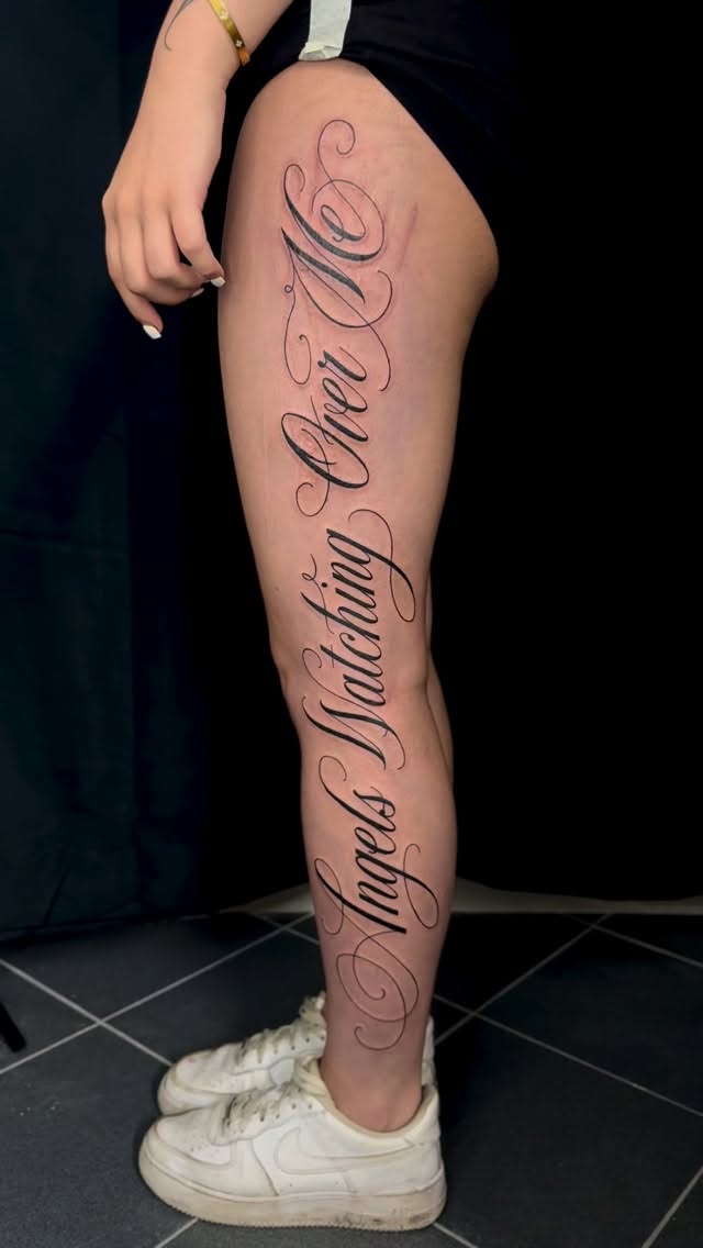 - 𝔸𝕟𝕘𝕖𝕝𝕤 𝕨𝕒𝕥𝕔𝕙𝕚𝕟𝕘 𝕠𝕧𝕖𝕣 𝕞𝕖 - 🪽✨
Chiara🙂↕️
#tattoo #regensburg #legtattoo #lettering #regensburgcity