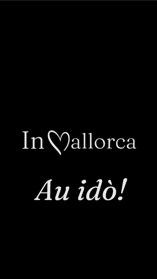 🎉 ¡Ya está disponible en YouTube el primer episodio de Au Idò!, el nuevo programa de In Mallorca! 🌴
Acompaña a Mar Piris - nacida en Inca y mallorquina de corazón - mientras recorre la isla de punta a punta descubriendo sus fiestas, su gente, su cultura y todo lo que hace que Mallorca sea... ¡Mallorca! 🌊
En este primer capítulo, Mar nos lleva al norte de la isla, a Port de Pollença, donde se celebró Sabors de la Badia – Mostra de la Tonyina 🐟, la popular Feria del Atún. Un evento que combina gastronomía, tradición marinera y la energía inconfundible del Mediterráneo.
Hablamos con negocios locales, protagonistas de la celebración y visitantes. Una mirada cercana a las personas, tradiciones y sabores que dan vida a la isla.
👉 Encuentra el enlace en nuestra bio y disfruta del episodio completo en YouTube.
¿Has estado alguna vez en la Mostra de la Tonyina? ¡Cuéntanos tu experiencia en los comentarios! 👇
🔔 Suscríbete a nuestro canal para no perderte ningún episodio de Au Idò!
#AuIdò #InMallorca #SaborsDeLaBadia #MostraDeLaTonyina #PortDePollença