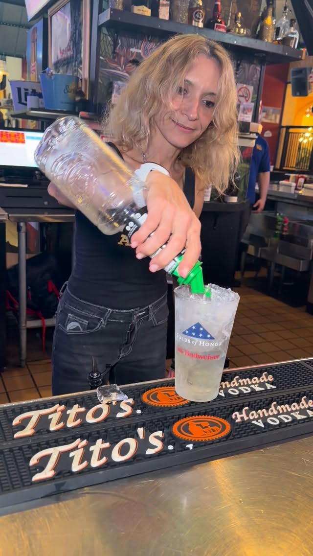 Drinks made by Mira hit different on Saturdays 🙌🏼✨ DJ on deck tonight 🤍✨