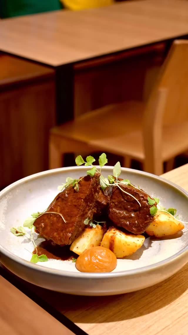 Slow-cooked to perfection. ⏳🥩 Meet our Wagyu Bourguignon Stew: Premium Wagyu beef in red wine, paired with crushed potato and a hint of sweetness from apple purée. Dinner is served. See you at the table? 😉
#AuversDining #Wagyu #SydneyRestaurants #FoodPorn #BeefBourguignon SydneyFoodies